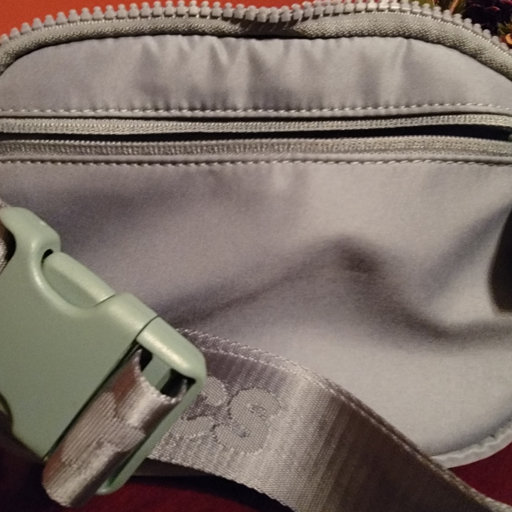 CROCS Classic Bag with Pearl and Gold Jibbitz - Picture 6 of 6